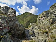 71 Da qui sul 204A scendiamo nella valle dei laghetti del Montebello